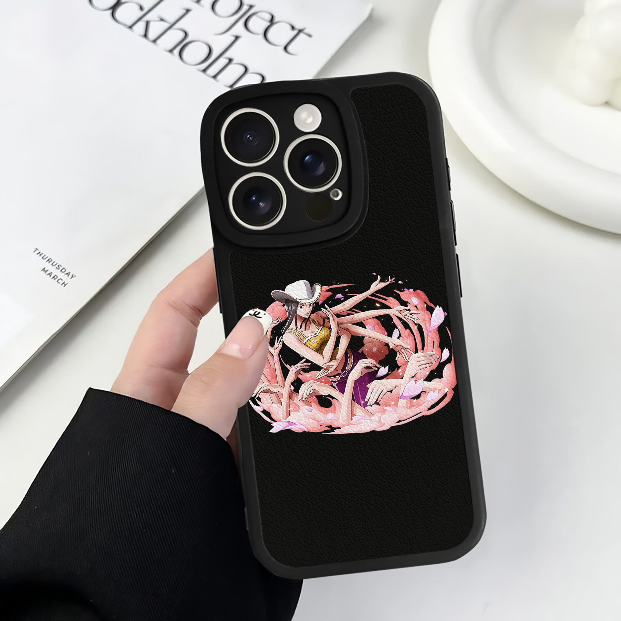 （画像用） ワンピース ニコ・ロビン ONE PIECE Nico Robin 【iPhone 16シリーズ対応】シリコンスマホケース（レザー調） 材質：シリコン